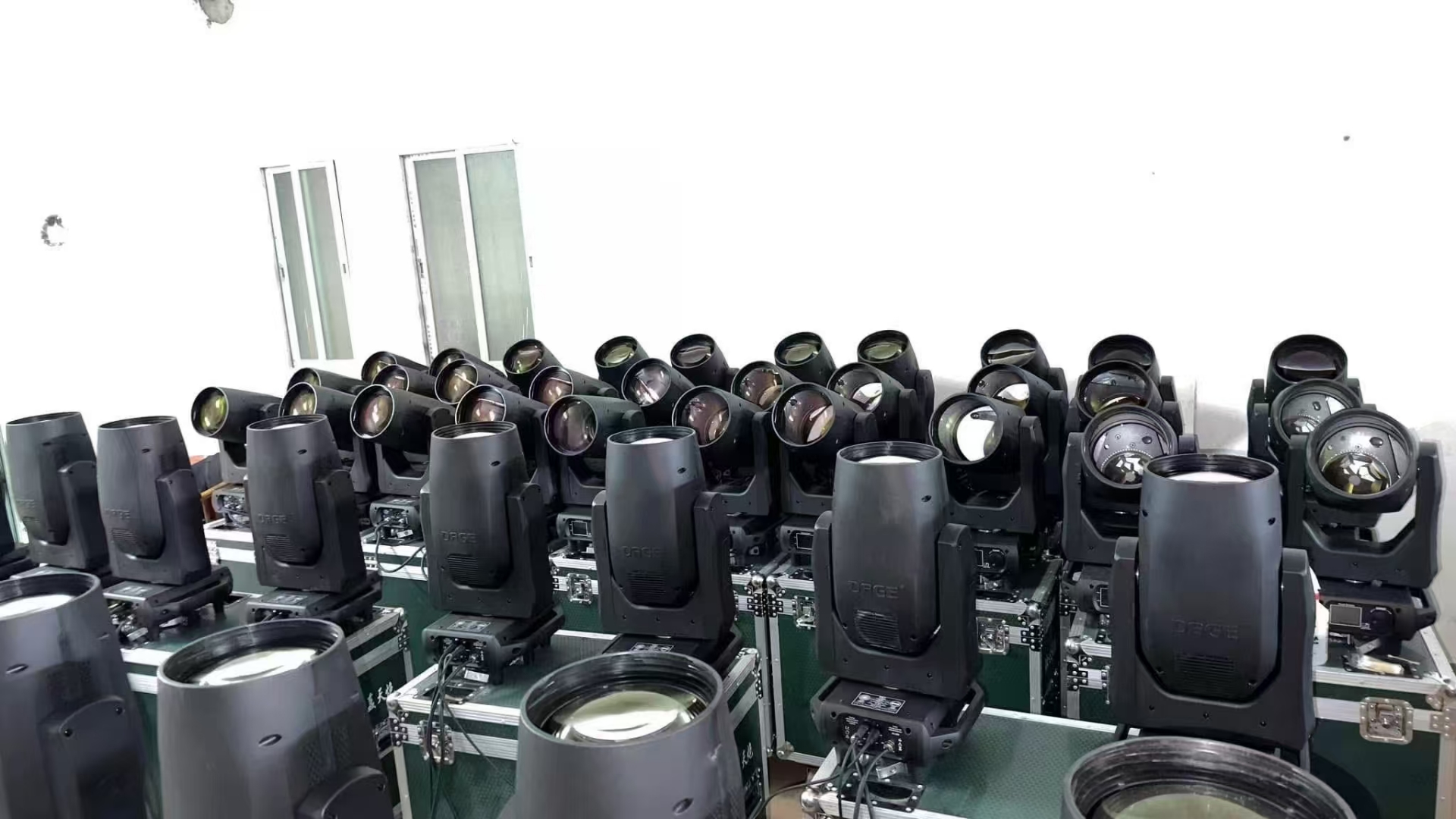 惠州本地舞台搭建灯光音响设备租赁业务范围:背景板,签到墙,x展架,易
